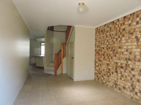 Great Location - Two Bedrooms plus Study Nook! $450 pw Increasing in July to $495pw - Photo 2