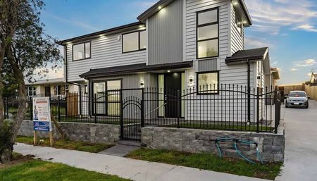 36 Christmas Road - Charming 5BR Manurewa Haven - Photo 2