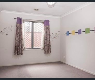 34 Safari Drive, Tarneit - Immaculate Family Living with Space, Sty... - Photo 2