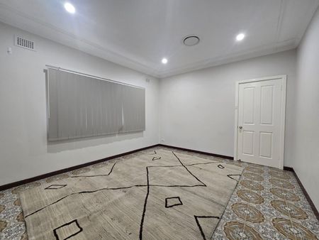 FANTASTIC THREE BEDROOM FAMILY HOME! - Photo 2