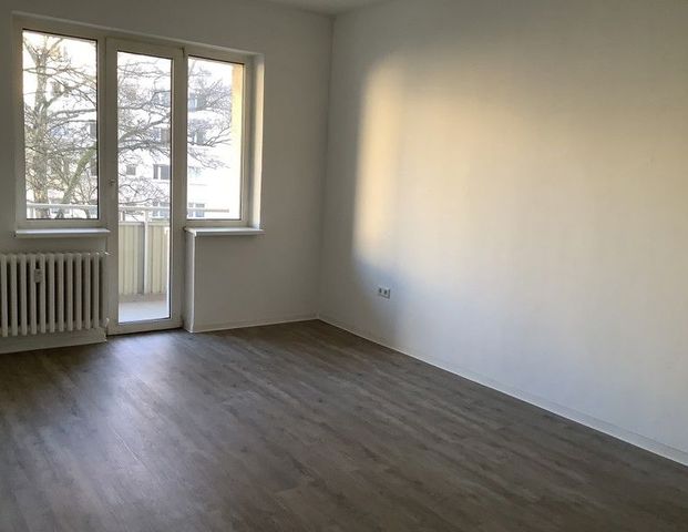 Bringen Sie Farbe ins Spiel - Einzug im Laufe März 2025 möglich: 1-Zimmer-Single-Appartment mit Balkon - Photo 1