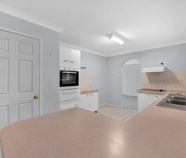 Spacious 4-Bedroom Family Home in a Fantastic Location!* - Photo 2
