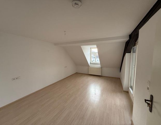 Große, helle 2-Raum DG-Wohnung mit Balkon mitten im Zentrum von Auerbach! - Photo 1