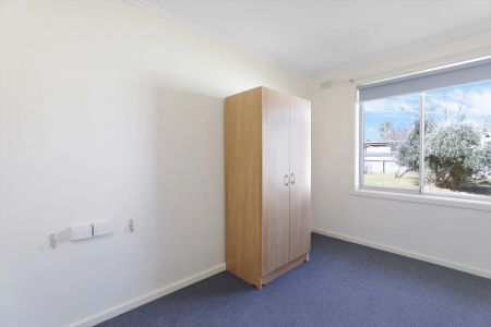 Three bedroom home in convenient beach locale - Photo 3