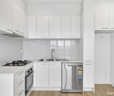Conveniently positioned, chic and spacious two bedroom apartment - Photo 3