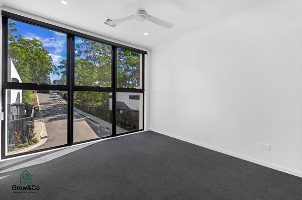 ELEGANT 4BED TOWNHOUSE WITH DUCTED AIR CONDITIONING - Photo 1