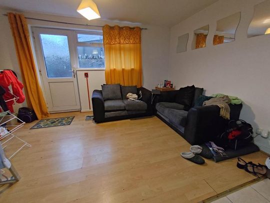 3 bedroom flat to rent - Photo 1