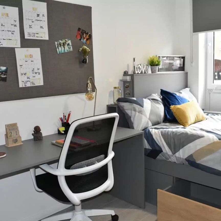 Five Bed Apartment (Shared) - Photo 1