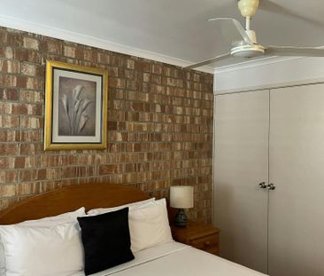 Charming 1-Bedroom Unit in the Heart of Gladstone Central – Conveni... - Photo 3