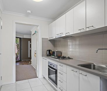 12 White Close, Lilydale - Photo 2