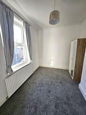 3 bedroom flat to rent - Photo 4