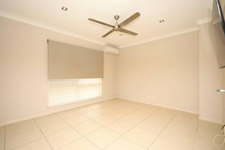 Beautiful Modern Home - Media Room - Private Backyard - Solar - Photo 4