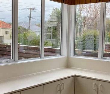 Spacious 3 bedrooms property in central location - Photo 2