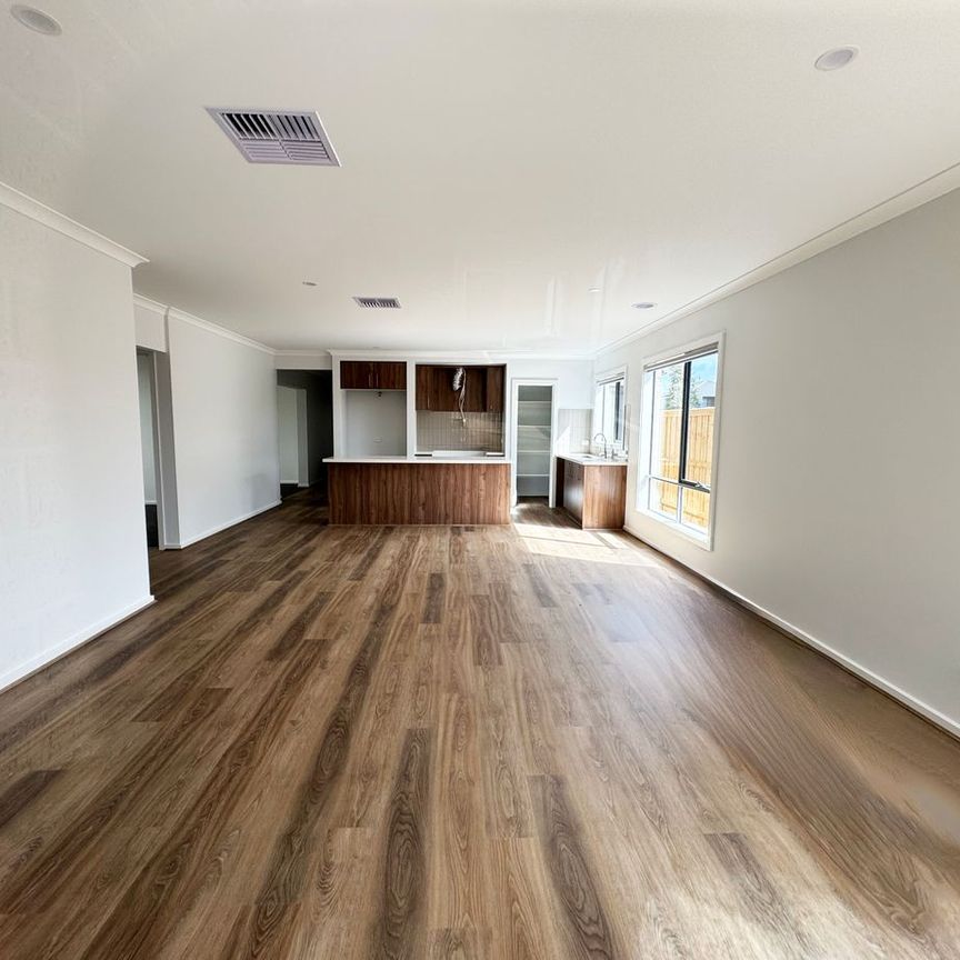 BRAND NEW! Modern Luxury Residence amongst sustainable surrounds - Photo 2