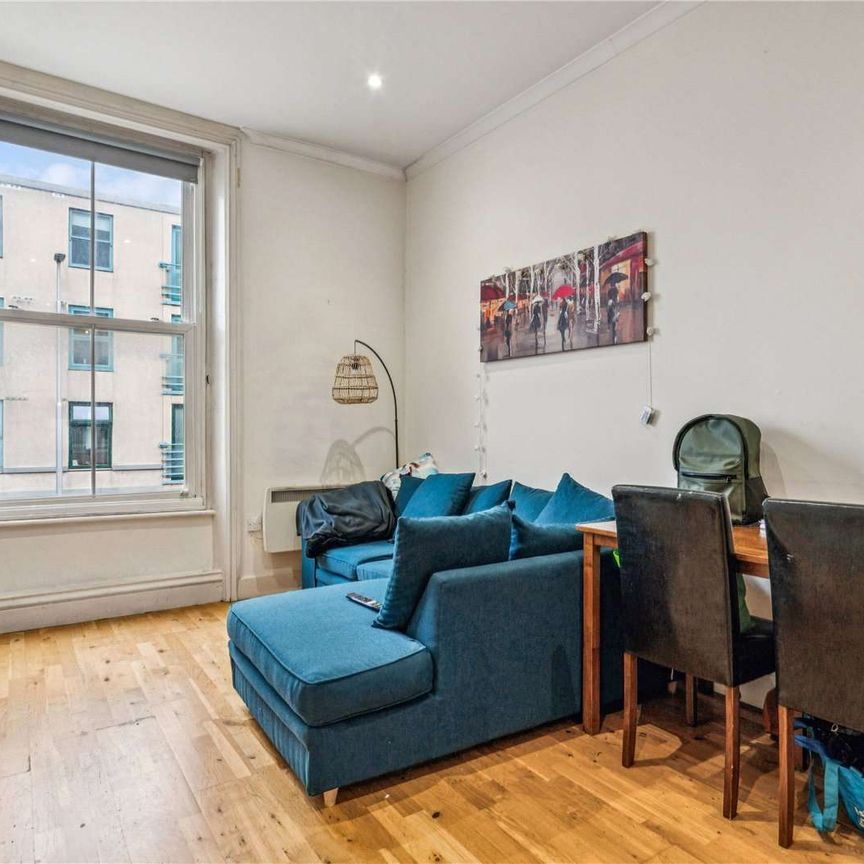 A well-proportioned two bedroom first floor flat, ideally situated on Wandsworth Road. - Photo 1