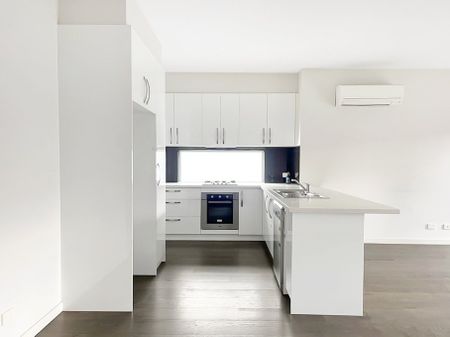 STUNNING 3 BEDROOM TOWNHOUSE IN A PRIME LOCATION - Photo 5
