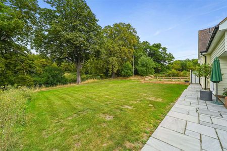 A contemporary four-bedroom family home in a countryside setting close to Chigwell - Photo 5