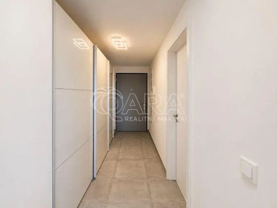 Designový byt 2+kk s prostornou terasou, balkonem, garážovým stáním a sklepem | Rezidence Zahálka - Photo 1