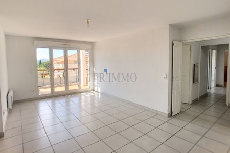 TROIS PIECES - Photo 2