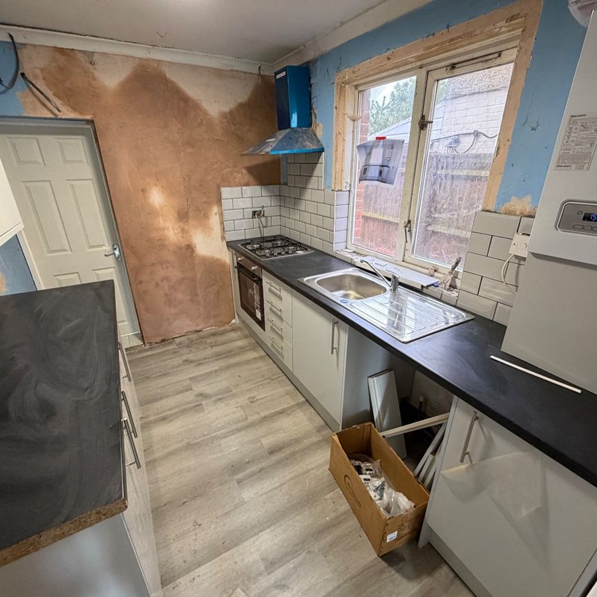 4 Bed Semi-Detached House, Laundry Road, SO16 - Photo 1