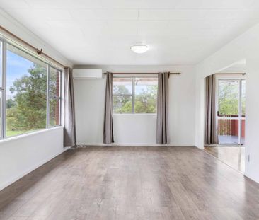 Family Home with Expansive Garaging / Workshop - Photo 5