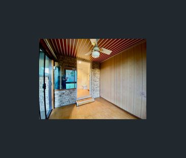 Comfortable 3 bedrooms plus study with double street entry - Photo 3