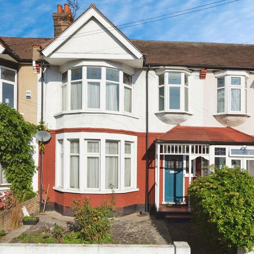 2 Bed Flat, Ilford, IG1 - Photo 1