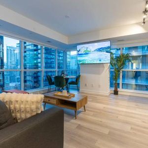 Bright & Spacious Corner Suite with Stunning Views in King West - Photo 2