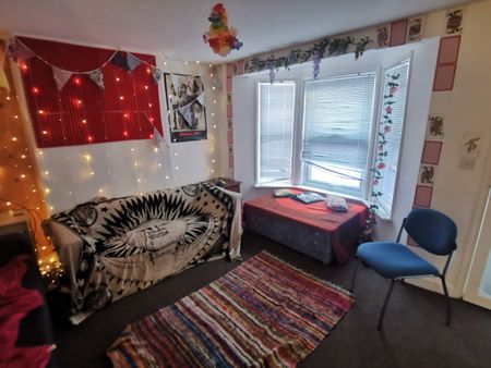 6 Bed Terraced House, Queens Park Road, BN2 - Photo 4