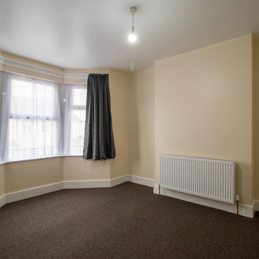1 Bed Flat, Hickling Road, IG1 - Photo 1