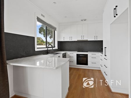 Family Home in Perfect Location! - Photo 3