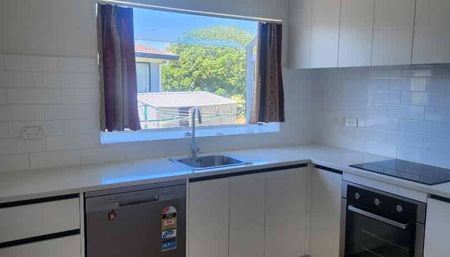 Weymouth - 3 Bedroom Home With Spacious Section - Photo 3