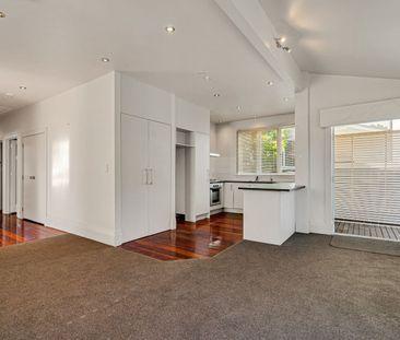 Sitting Pretty in Waterview! - Photo 3