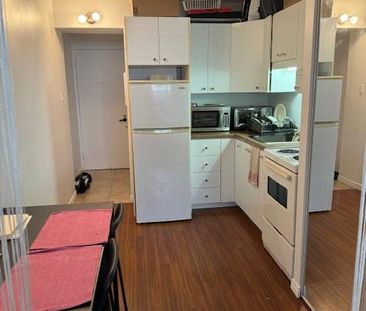 CHARMANT 2 1/2 rénové - piscines - gym - LIBRE - Photo 1