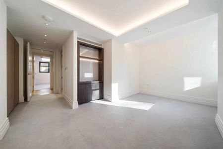A modern two bedroom apartment on Kensington Garden Square, situated just a short walk from Kensington Gardens. - Photo 4