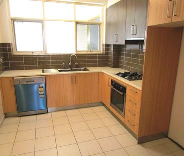 SPACIOUS APARTMENT - GREAT KITCHEN AND BATHROOM!! - Photo 3