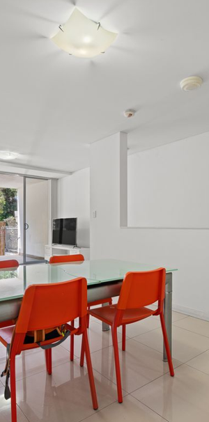 Furnished 2-Bedroom Split Level Apartment in Mascot - Photo 1