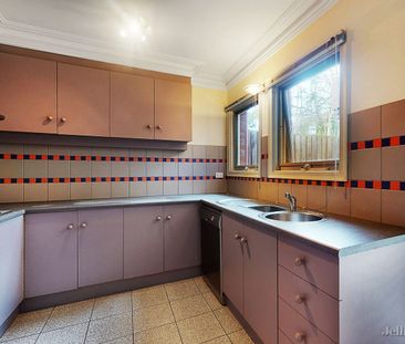 Spacious 2-Bedroom Townhouse in Prime North Melbourne Location - Photo 4