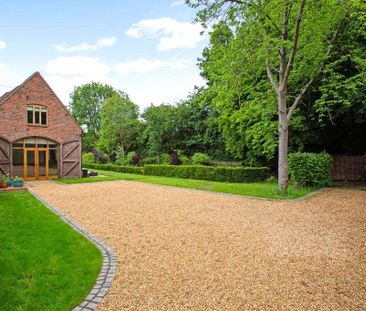 Fabulous five bedroom barn conversion in the village of Dorsington - Photo 2