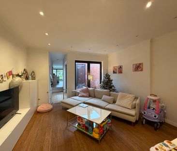 OORDEGEM - Gerenoveerde rijwoning met tuin. - Photo 3