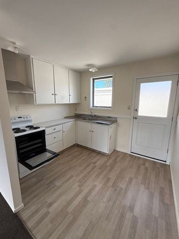 Premium Location and fresh renovation and garaging - Photo 5