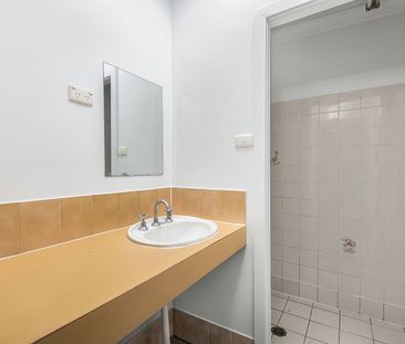 Three Bedroom Apartment - Affordable & Central - Photo 5