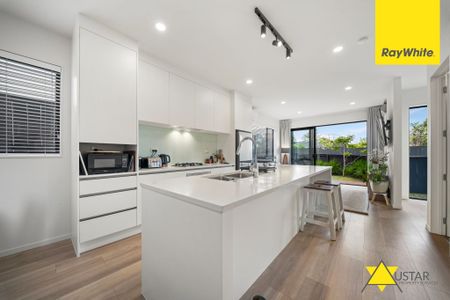 Modern Living in the Heart of Te Atatu South - Photo 3