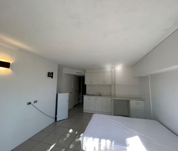 Ground-Floor Studio with Private Courtyard – Walk to Broadwater & S... - Photo 4
