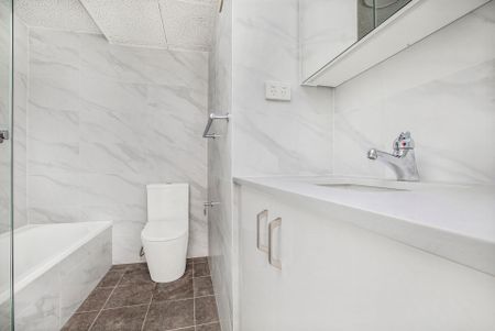 Newly Renovated Apartment with District & Water Views - Photo 5