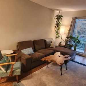 Spacious 1 bedroom, a block to Kits beach - Photo 2