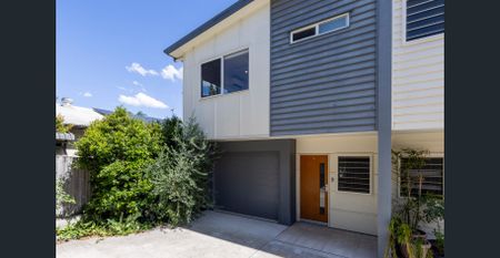Take a walk through this Townhome. - Photo 2