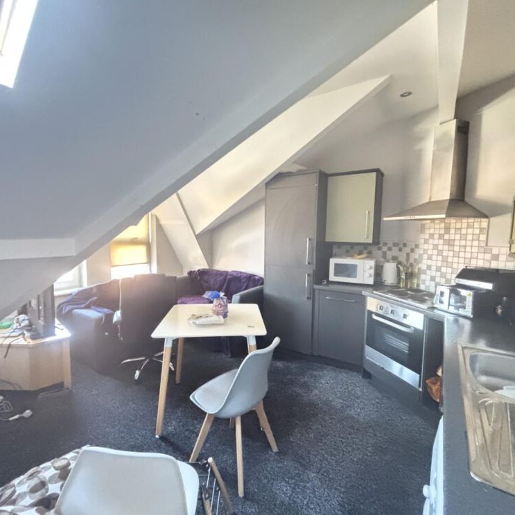 79 Flat 7 Brudenell Grove, Leeds, LS6 1HR - Photo 1