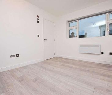 The Studio, Ash Road, Aldershot, Hampshire, GU12 - Photo 3