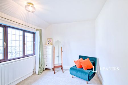 3 bedroom house to rent Springfield Park Road, CM2 - Photo 4